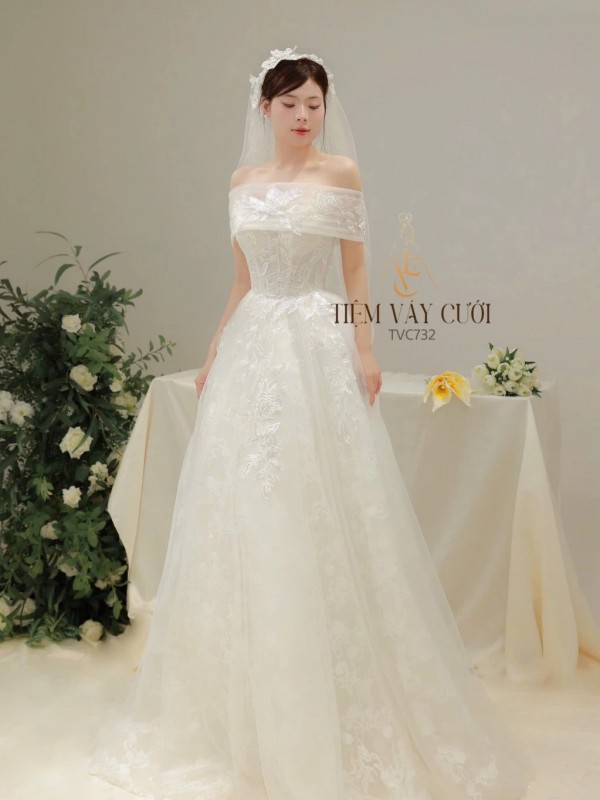 TVC732 Váy Cưới Đi Bàn, Đầm Cưới Dáng Xuông, Bệt Vai Ngang Tháo Rời, Hoa 3D