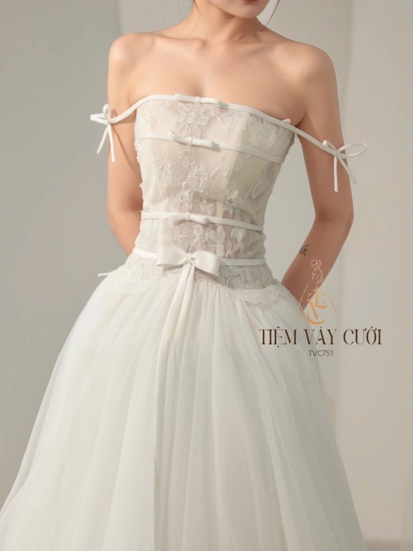 TVC751 Váy Cưới Đi Bàn, Đầm Cưới Dáng Xuông, Bệt Vai Ngang Tháo Rời, Hoa 3D