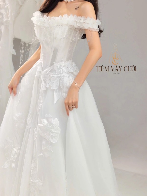 TVC774 Váy Cưới Đi Bàn, Đầm Cưới Dáng Xuông, Trễ Vai, Hoa 3D