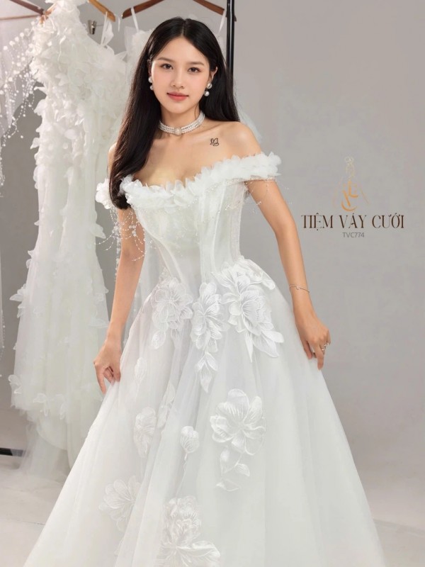 TVC774 Váy Cưới Đi Bàn, Đầm Cưới Dáng Xuông, Trễ Vai, Hoa 3D