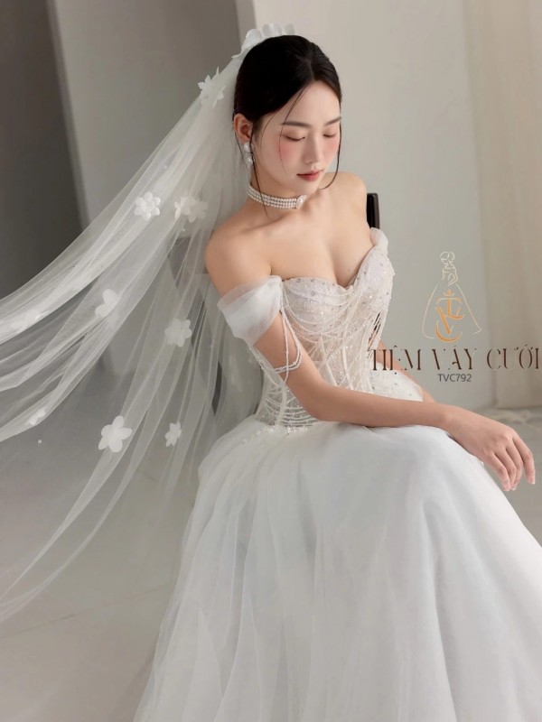 TVC792 Váy Cưới Đi Bàn, Đầm Cưới Dáng Xuông, Trễ Vai, Hoạ Tiết
