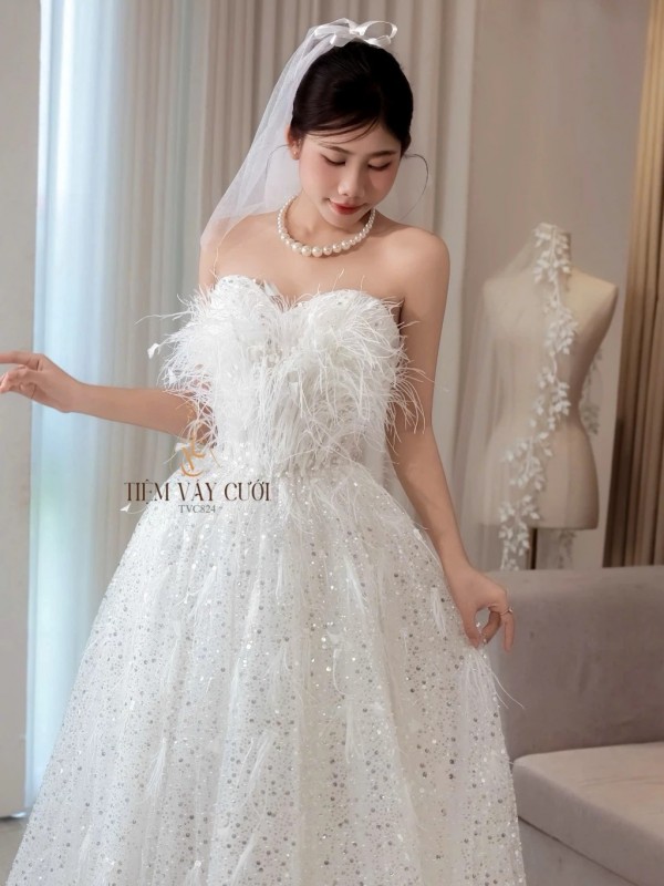 TVC824 Váy Cưới Đi Bàn, Đầm Cưới Dáng Xuông, Cúp Ngực Lông Vũ, Hoa 3D
