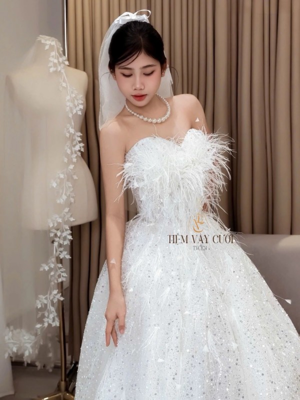 TVC824 Váy Cưới Đi Bàn, Đầm Cưới Dáng Xuông, Cúp Ngực Lông Vũ, Hoa 3D