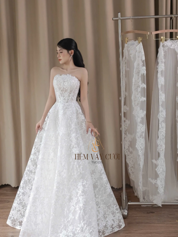 TVC855 Váy Cưới Đi Bàn, Váy Cưới Cô Dâu, Đầm Cưới Dáng Xuông, Cúp Ngực, Hoa 3D, Bồng Bềnh, Xếp Ly