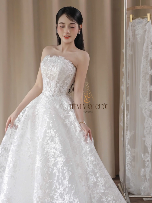 TVC855 Váy Cưới Đi Bàn, Váy Cưới Cô Dâu, Đầm Cưới Dáng Xuông, Cúp Ngực, Hoa 3D, Bồng Bềnh, Xếp Ly