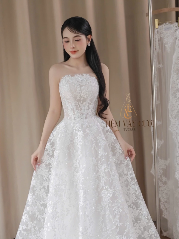 TVC855 Váy Cưới Đi Bàn, Váy Cưới Cô Dâu, Đầm Cưới Dáng Xuông, Cúp Ngực, Hoa 3D, Bồng Bềnh, Xếp Ly