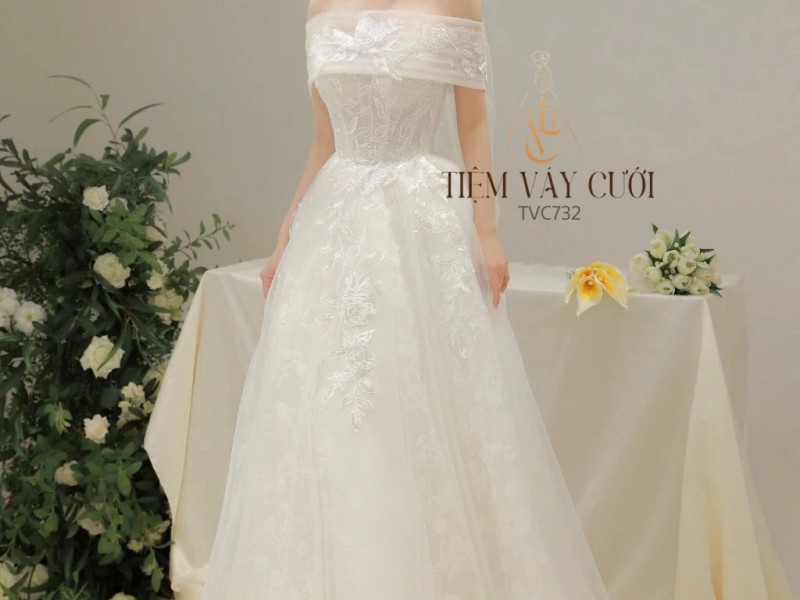 TVC732 Váy Cưới Đi Bàn, Đầm Cưới Dáng Xuông, Bệt Vai Ngang Tháo Rời, Hoa 3D