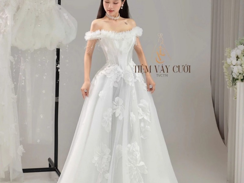 TVC774 Váy Cưới Đi Bàn, Đầm Cưới Dáng Xuông, Trễ Vai, Hoa 3D