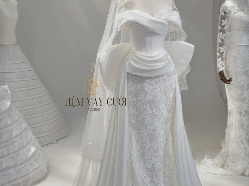 TVC850 Váy Cưới Đi Bàn, Váy Cưới Cô Dâu, Đầm Cưới Đuôi Cá, Bệt Vai Ngang, Xếp Ly, Tà Kèm Nơ Rời